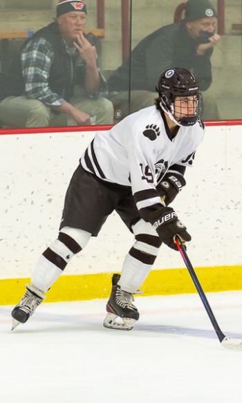 Brunswick sophomore F Brendan Giles (#19) scored the third period goal that broke a 0-0 tie vs. Exeter in Sunday action at the Exeter Invitational. Gi